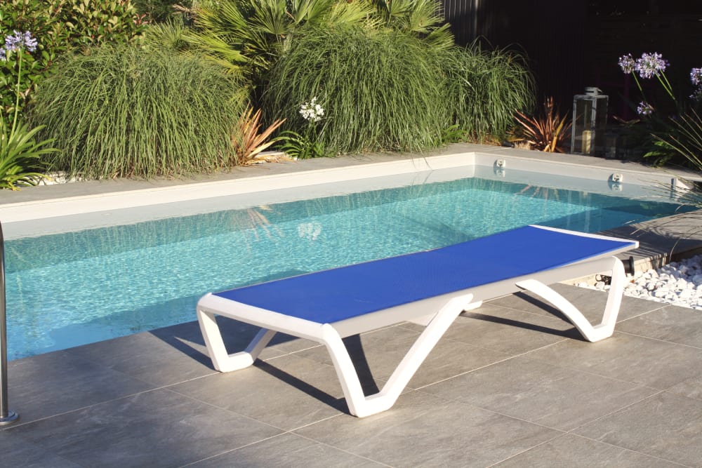 Chaise longue en PVC blanc et toile plastifiée bleue Orca