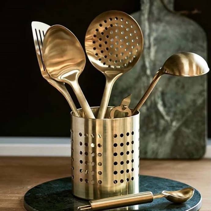 ECUMOIRE DE CUISINE EN ACIER -COULEUR OR - Image 3