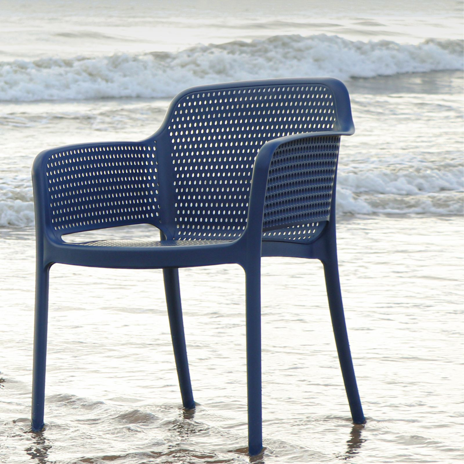 FAUTEUIL EN PLASTIQUE-GABRIELLA-AJOURE-BLEU - Image 2