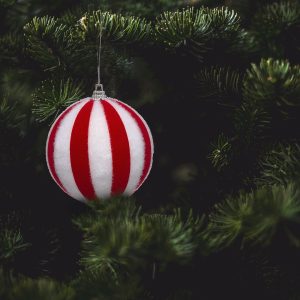 NOEL BOULE DE SAPIN-15CM EN POLYSTERENE-RAYURES ROUGE MULTI