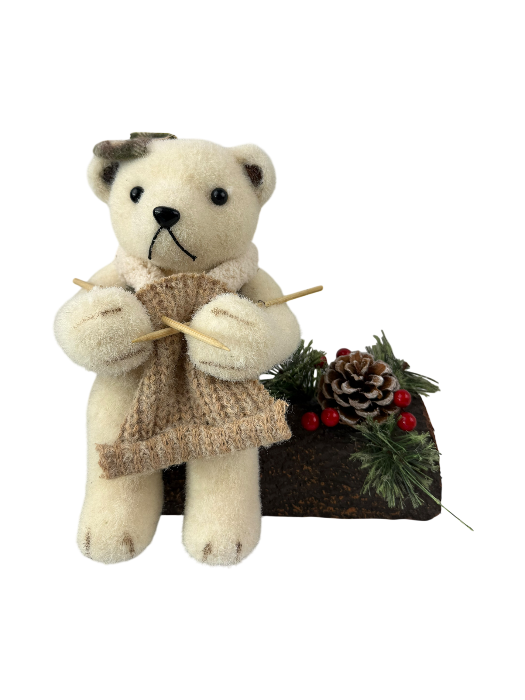 Noel ours en feutrine beige qui tricote assis sur tronc-24cm-deco pin et baie - Image 6