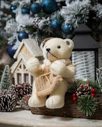 Noel ours en feutrine beige qui tricote assis sur tronc-24cm-deco pin et baie