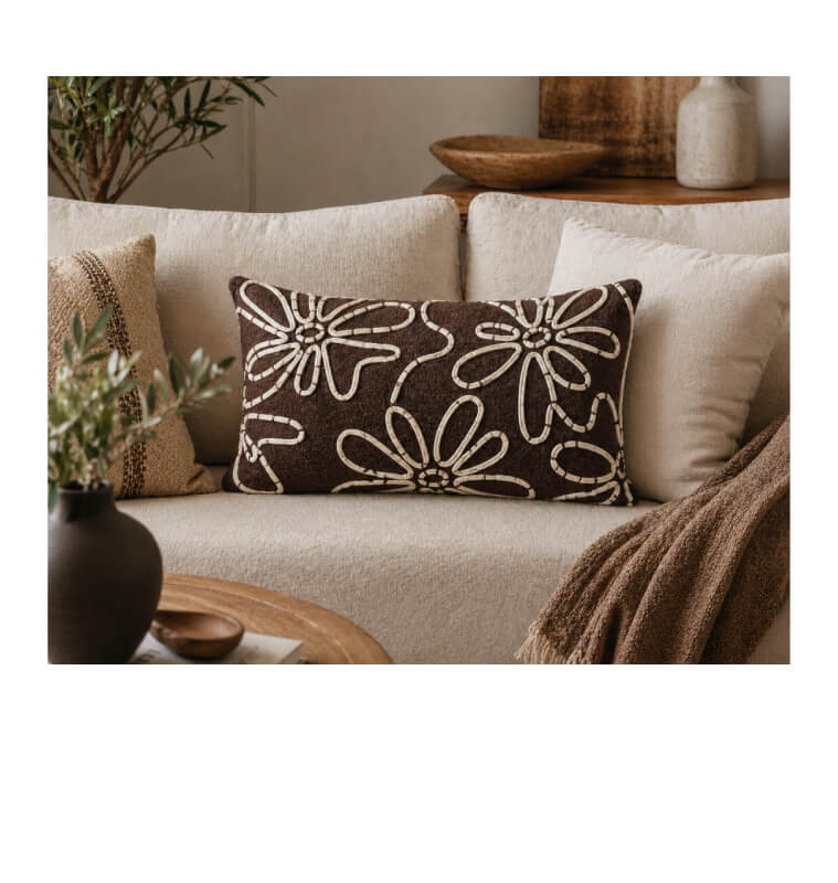 coussin-deco-30-x-50-cm-marron-a-motifs-brodes (1)