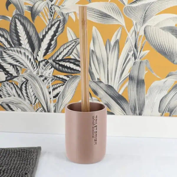 2-66101166-Toilet-Brush-Set-In-Cappuccino-Color-Displayed-With-Bold-Wall-Decor-600x600