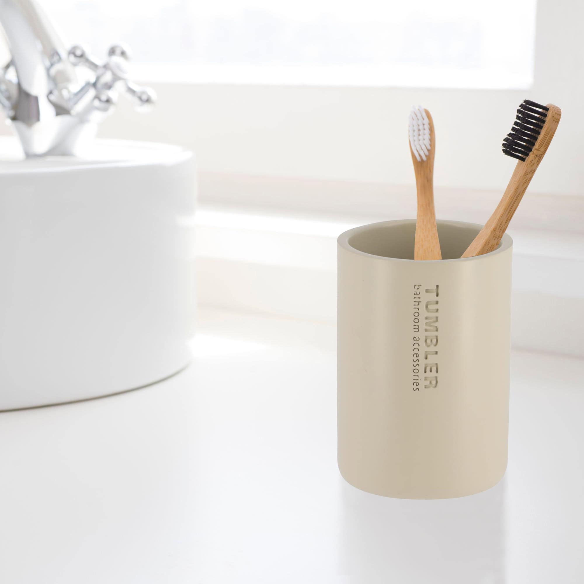6-61101161-Elegante-Vaso-de-Bano-Beige-Mate-Vaso-de-Poliresina-para-Cepillos-de-Dientes-Diseno-Versatil-para-la-Decoracion-Moderna-del-Hogar